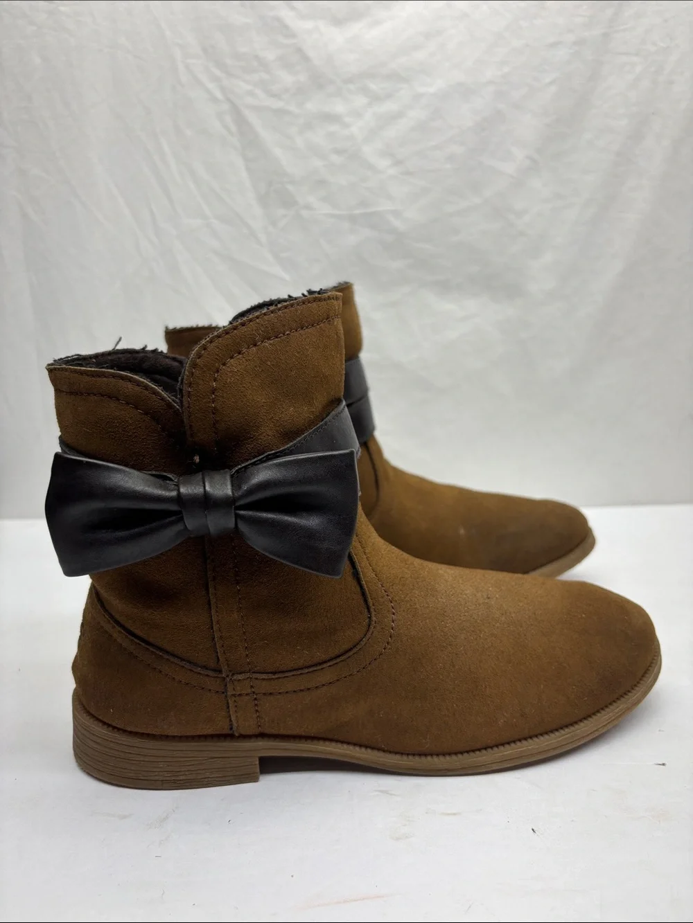UGG now boots for big girl SZ 4, box 15